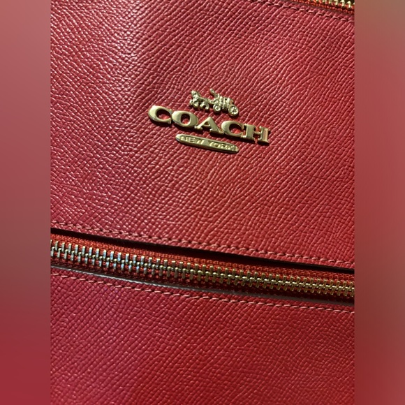 Coach Gallery Tote Red Apple Crossgrain
Leather with Goldtone Hardware - Picture 7 of 9